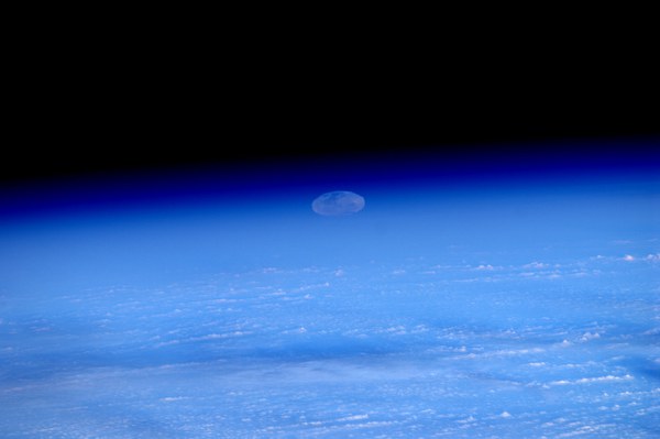 supermoon-rise-seen-from-space-16_5546394902_o.jpg