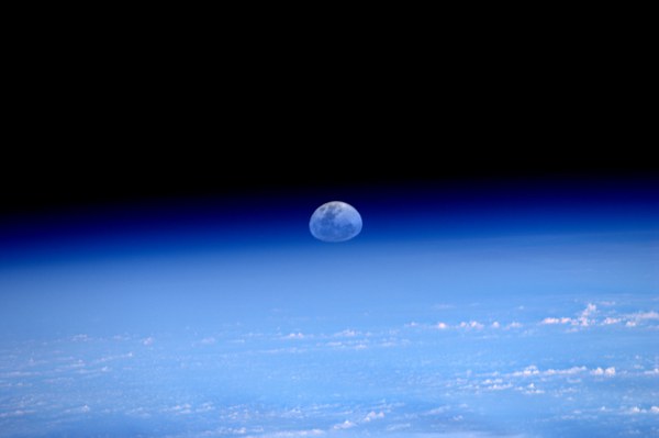 supermoon-rise-seen-from-space-36_5545814749_o.jpg