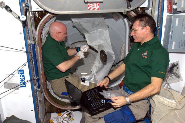 with-stationcdrkelly-closing-the-iss-hatches-before-discoverys-departure_5508648512_o.jpg