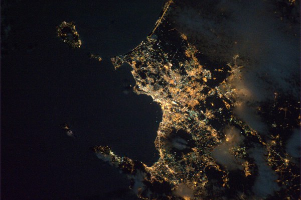 naples-and-the-vulcano-vesuvio-as-seen-from-iss_5288312459_o.jpg