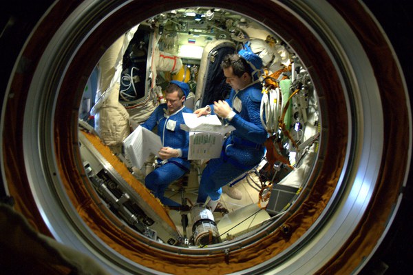 preparing-for-fridays-spacewalk_5369589384_o.jpg