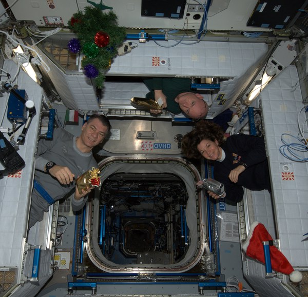 santa-delivers-to-the-iss_5290133721_o.jpg