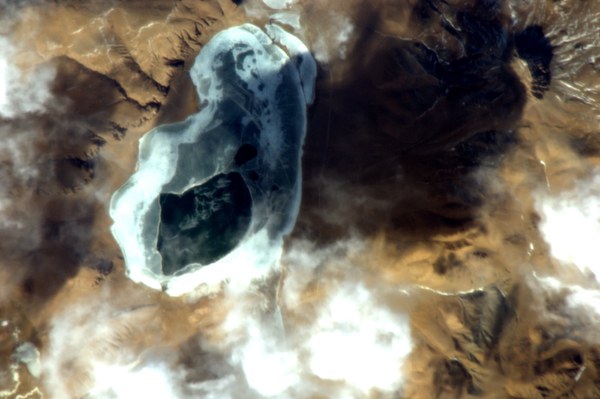 view-of-partially-frozen-lake-on-chinas-tibetan-plateau_5389403653_o.jpg