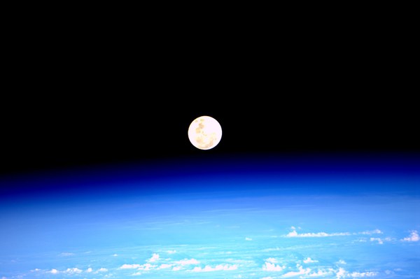 supermoon-rise-seen-from-space-56_5546395128_o.jpg