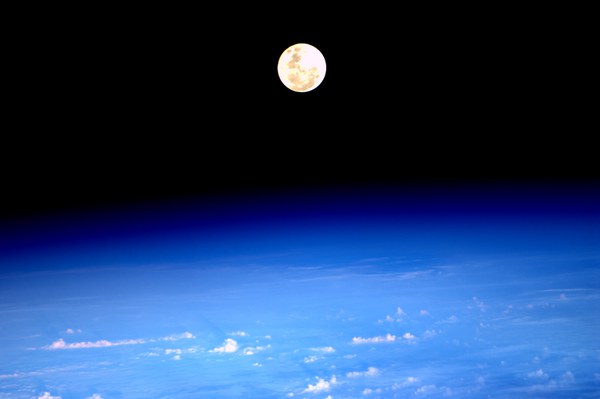 supermoon-rise-seen-from-space-66_5545815001_o.jpg