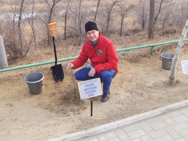 planting-a-tree-in-the-cosmonauts-alley_5268330248_o.jpg