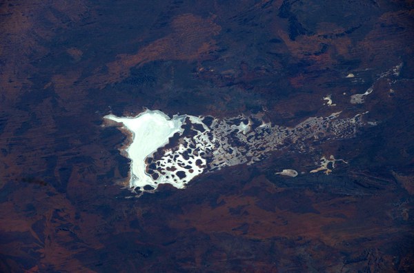 australias-ephemeral-salt-lake-macdonald_38357368702_o.jpg