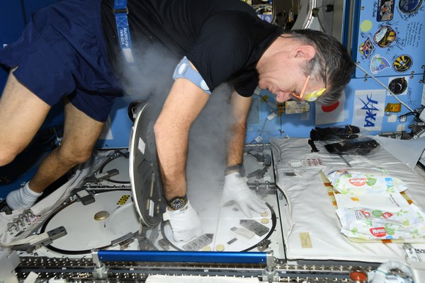 putting-some-new-biological-samples-n-melfi_38759295171_o.jpg